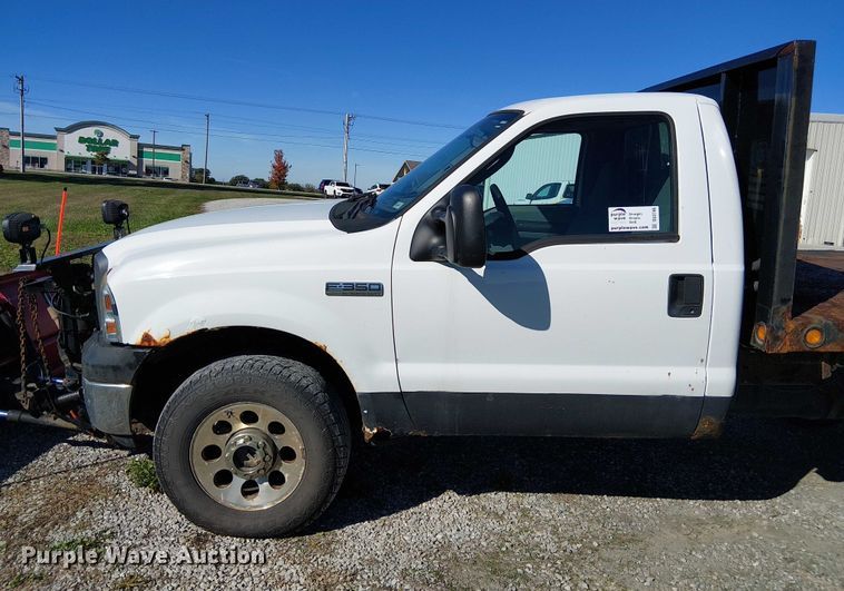 image for item DU3746 2005 Ford F350 flatbed pickup truck