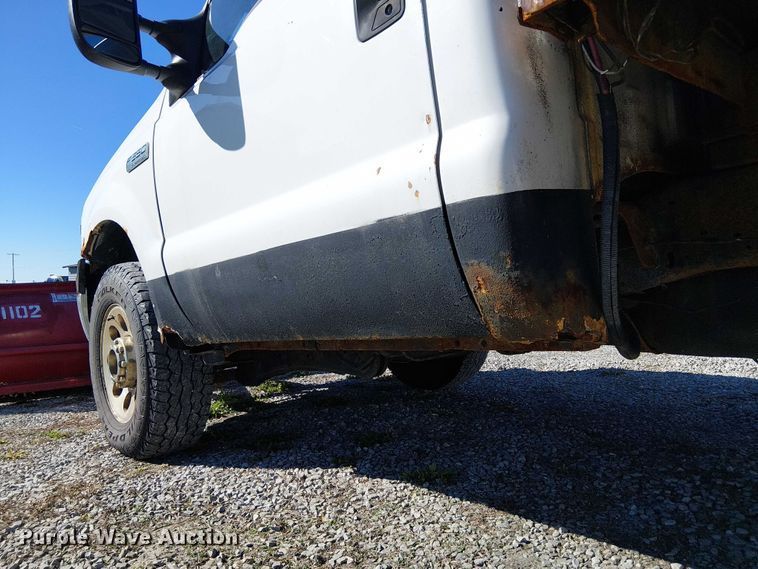 image for item DU3746 2005 Ford F350 flatbed pickup truck