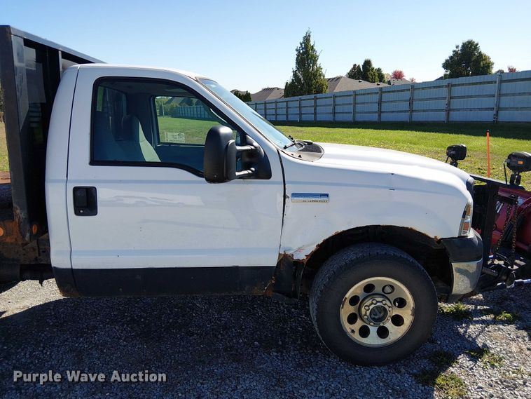 image for item DU3746 2005 Ford F350 flatbed pickup truck