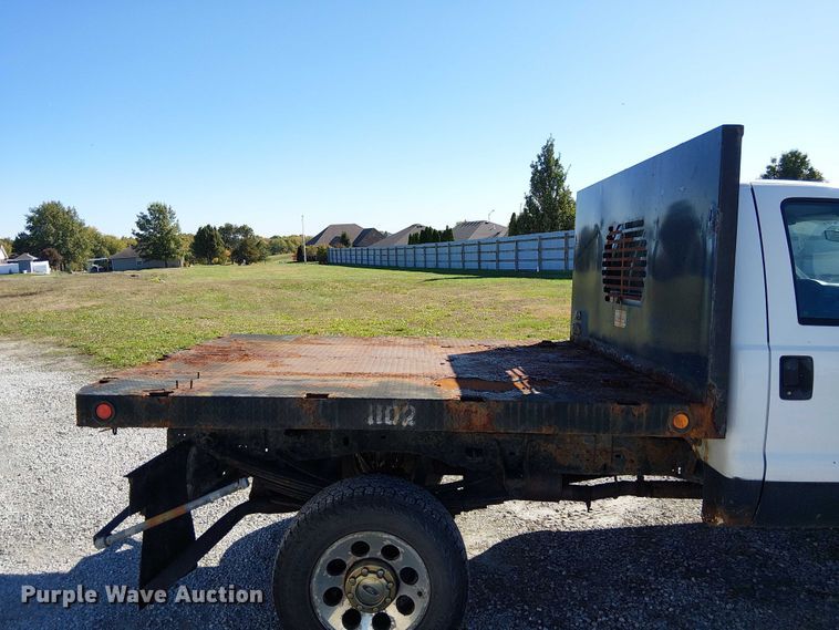 image for item DU3746 2005 Ford F350 flatbed pickup truck