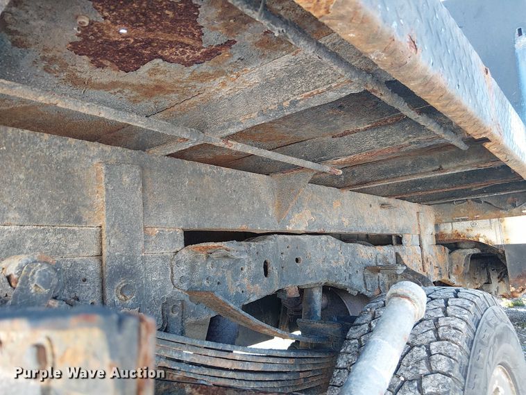 image for item DU3746 2005 Ford F350 flatbed pickup truck