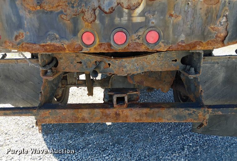 image for item DU3746 2005 Ford F350 flatbed pickup truck