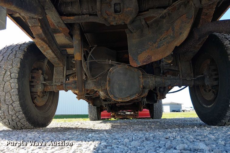 image for item DU3746 2005 Ford F350 flatbed pickup truck