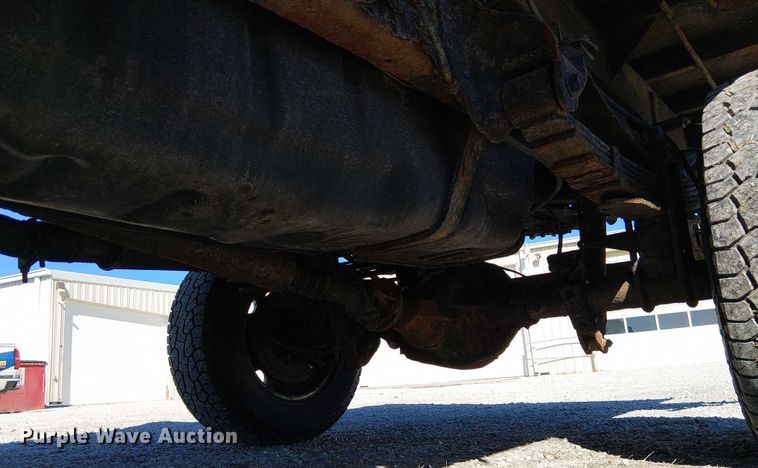 image for item DU3746 2005 Ford F350 flatbed pickup truck