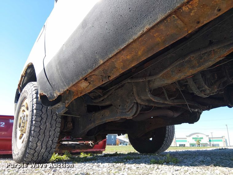 image for item DU3746 2005 Ford F350 flatbed pickup truck