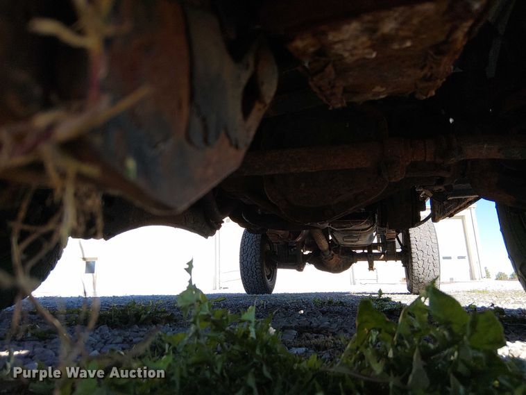 image for item DU3746 2005 Ford F350 flatbed pickup truck