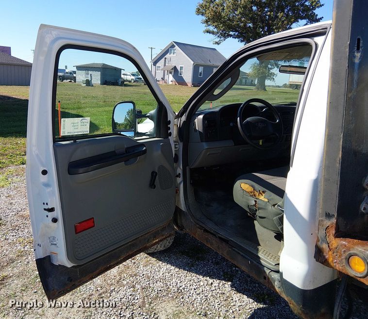 image for item DU3746 2005 Ford F350 flatbed pickup truck