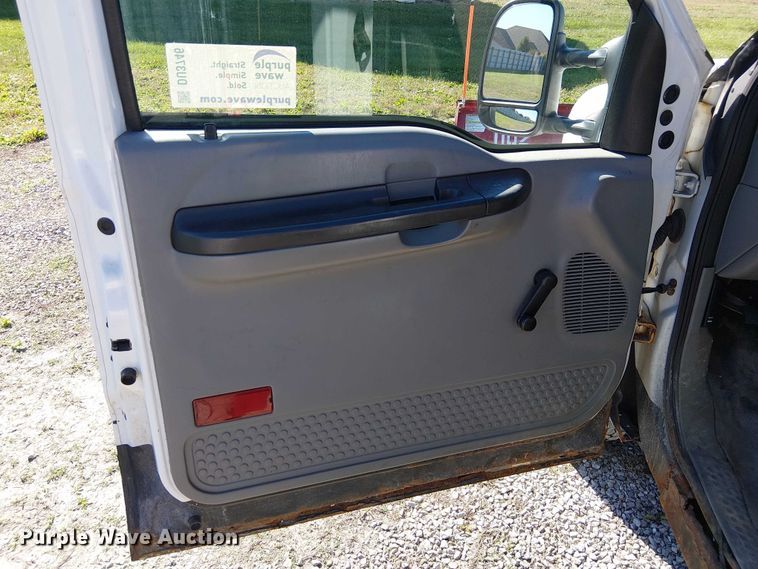 image for item DU3746 2005 Ford F350 flatbed pickup truck