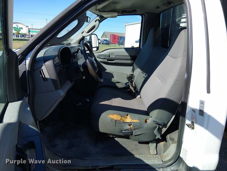 image for item DU3746 2005 Ford F350 flatbed pickup truck