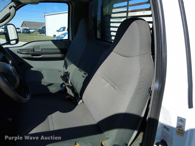 image for item DU3746 2005 Ford F350 flatbed pickup truck