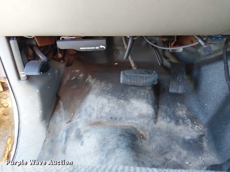 image for item DU3746 2005 Ford F350 flatbed pickup truck