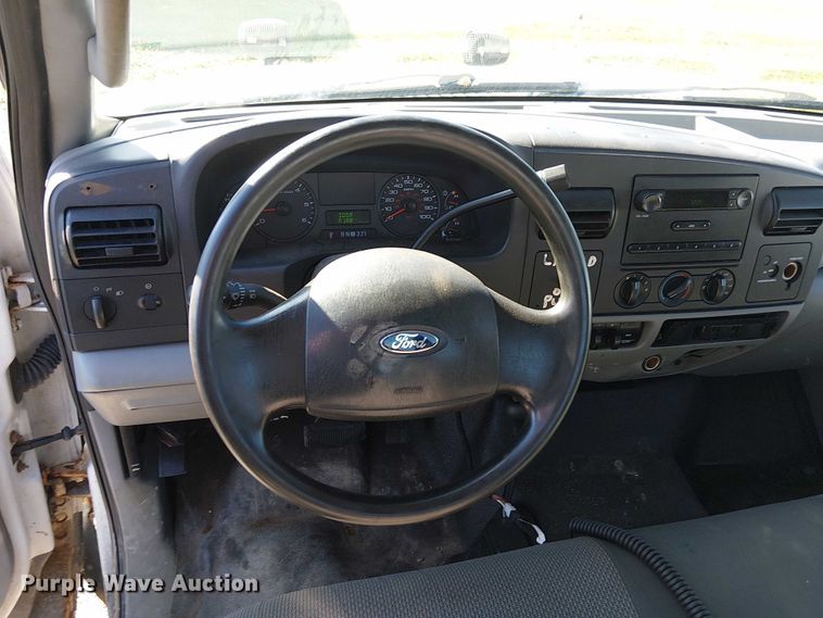 image for item DU3746 2005 Ford F350 flatbed pickup truck