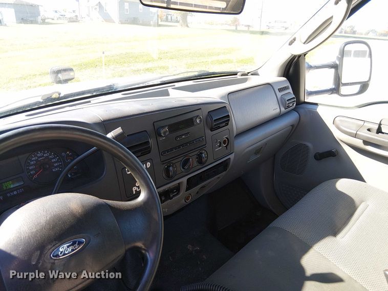 image for item DU3746 2005 Ford F350 flatbed pickup truck