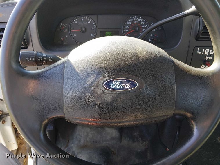 image for item DU3746 2005 Ford F350 flatbed pickup truck