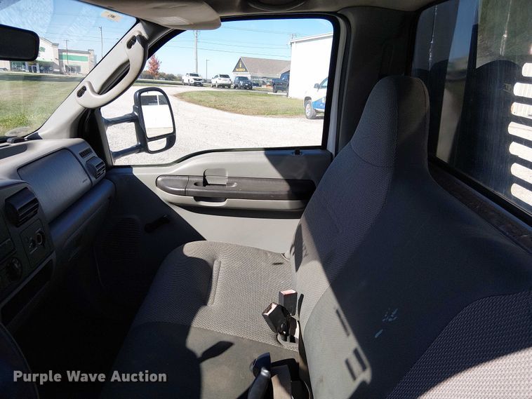 image for item DU3746 2005 Ford F350 flatbed pickup truck