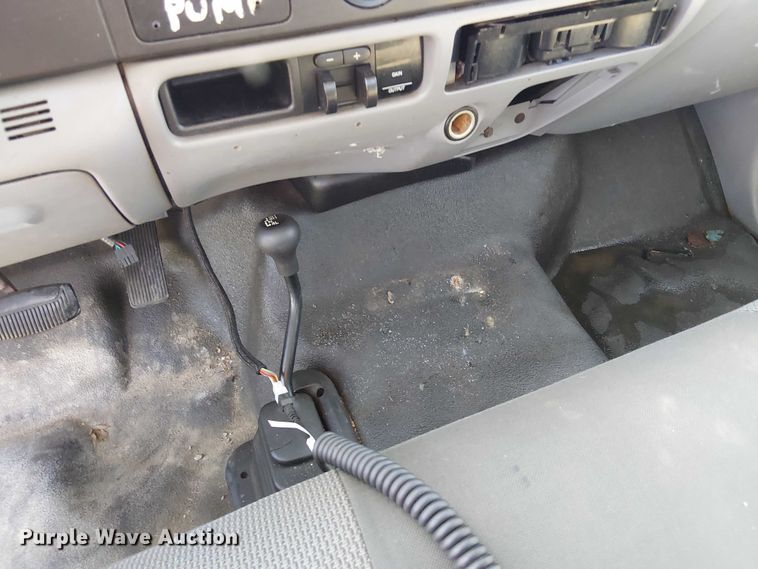 image for item DU3746 2005 Ford F350 flatbed pickup truck