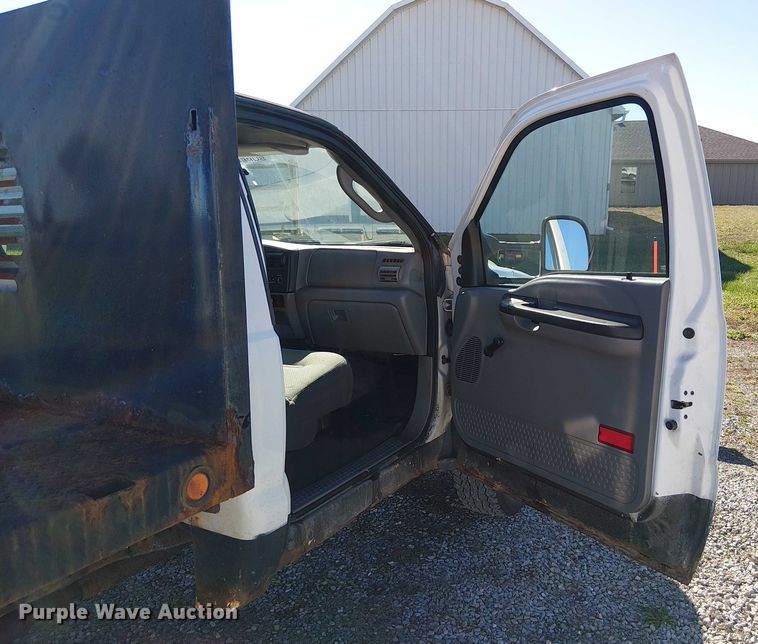 image for item DU3746 2005 Ford F350 flatbed pickup truck