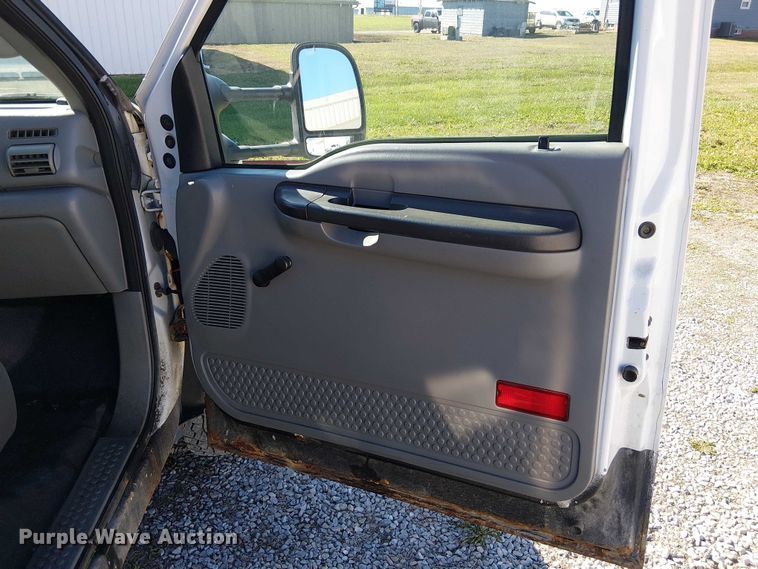 image for item DU3746 2005 Ford F350 flatbed pickup truck