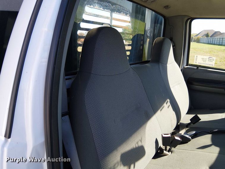 image for item DU3746 2005 Ford F350 flatbed pickup truck