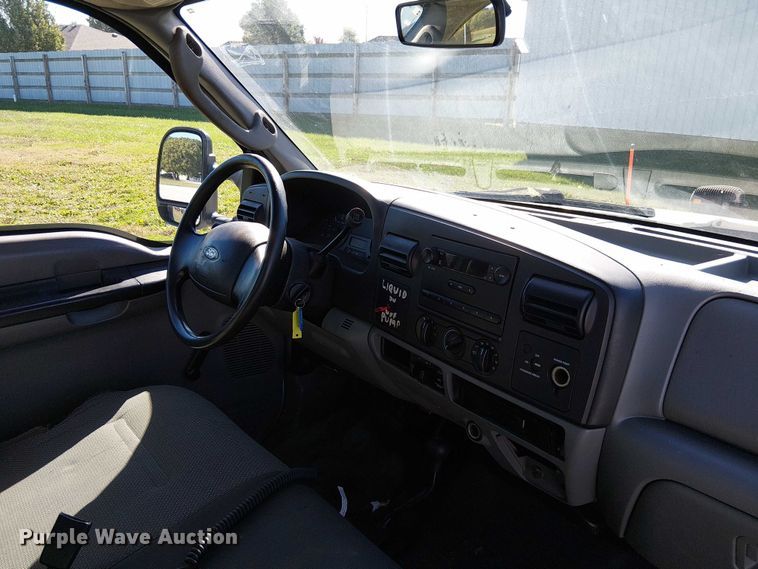 image for item DU3746 2005 Ford F350 flatbed pickup truck