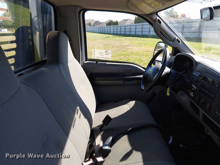 image for item DU3746 2005 Ford F350 flatbed pickup truck