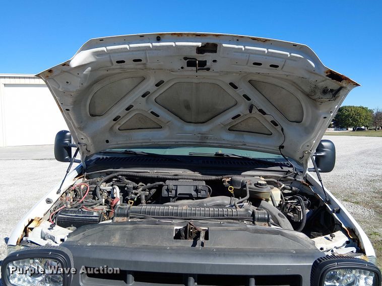 image for item DU3746 2005 Ford F350 flatbed pickup truck