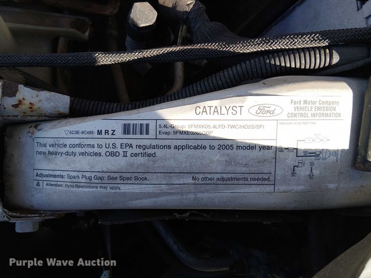 image for item DU3746 2005 Ford F350 flatbed pickup truck