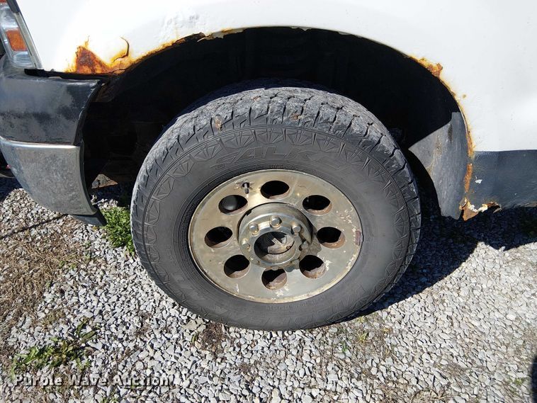 image for item DU3746 2005 Ford F350 flatbed pickup truck