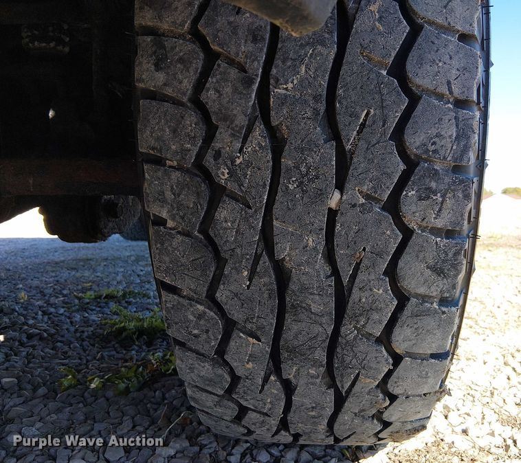 image for item DU3746 2005 Ford F350 flatbed pickup truck