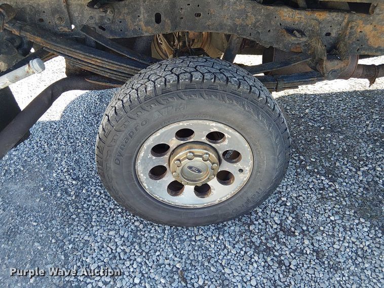 image for item DU3746 2005 Ford F350 flatbed pickup truck