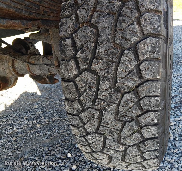 image for item DU3746 2005 Ford F350 flatbed pickup truck