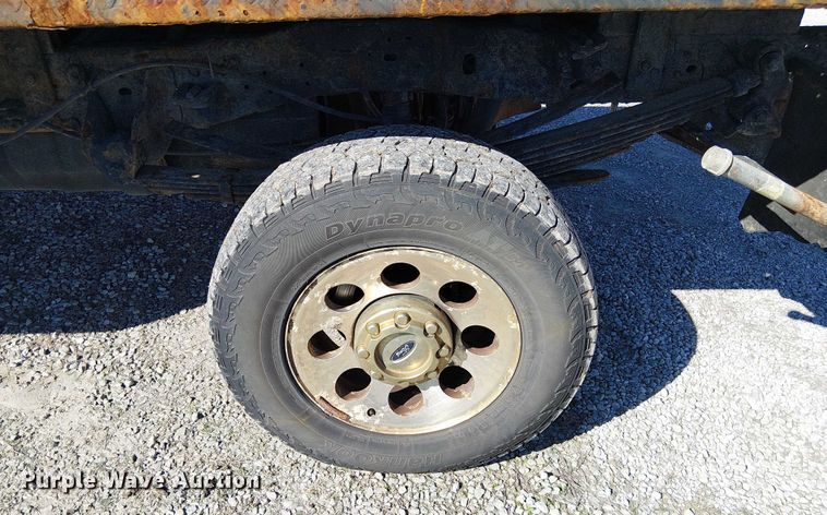 image for item DU3746 2005 Ford F350 flatbed pickup truck