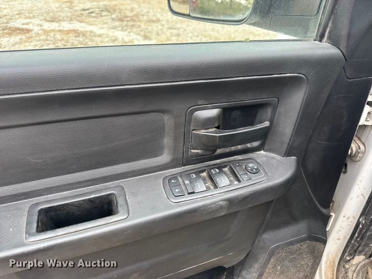 image for item DW6648 2018 RAM 3500HD Crew Cab flatbed pickup truck