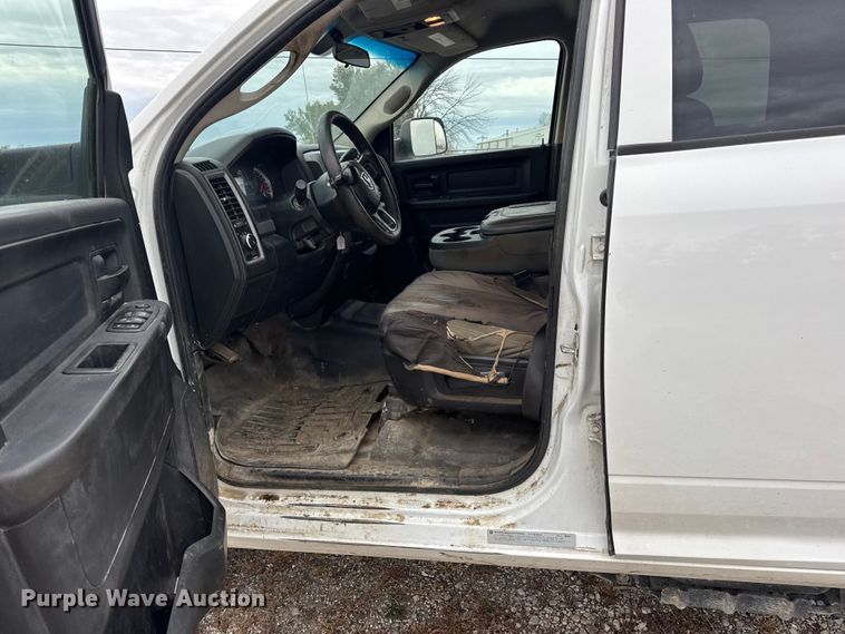 image for item DW6648 2018 RAM 3500HD Crew Cab flatbed pickup truck