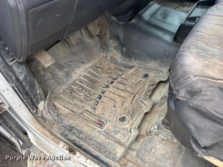 image for item DW6648 2018 RAM 3500HD Crew Cab flatbed pickup truck