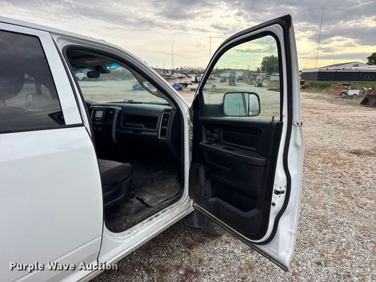 image for item DW6648 2018 RAM 3500HD Crew Cab flatbed pickup truck