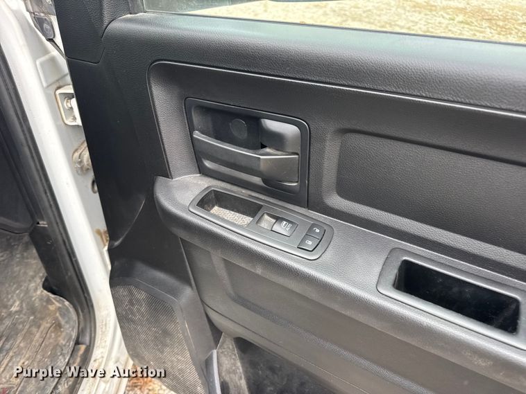 image for item DW6648 2018 RAM 3500HD Crew Cab flatbed pickup truck