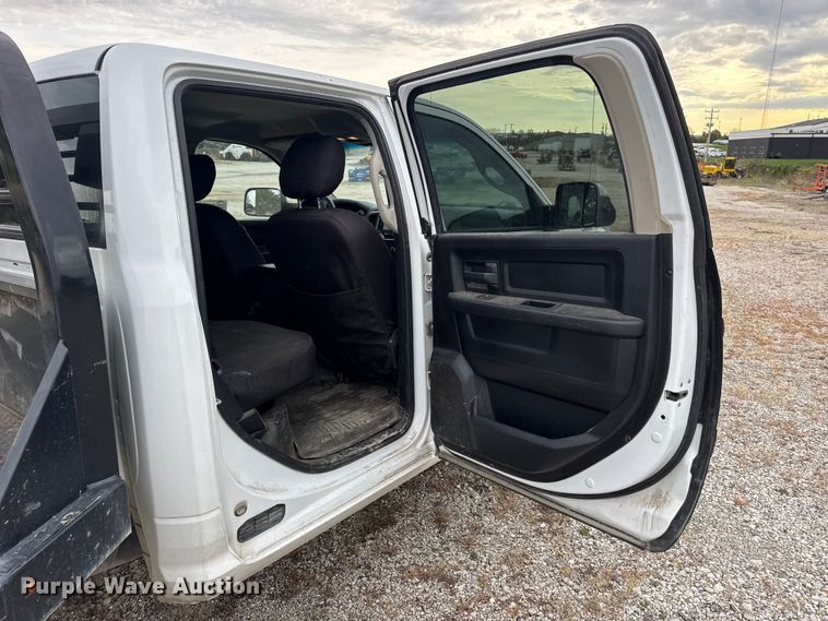 image for item DW6648 2018 RAM 3500HD Crew Cab flatbed pickup truck