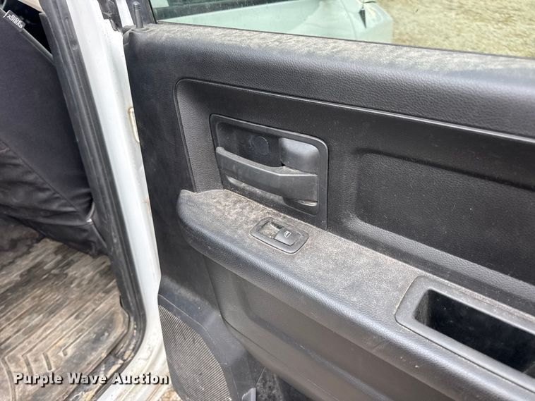 image for item DW6648 2018 RAM 3500HD Crew Cab flatbed pickup truck