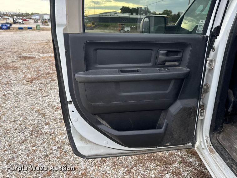 image for item DW6648 2018 RAM 3500HD Crew Cab flatbed pickup truck