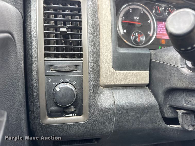 image for item DW6649 2012 Dodge 3500HD flatbed pickup truck