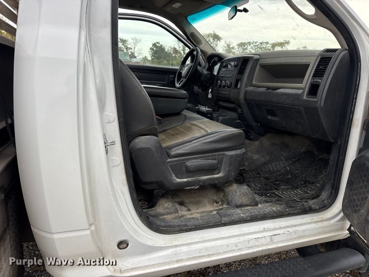 image for item DW6649 2012 Dodge 3500HD flatbed pickup truck