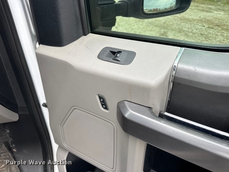 image for item DW6651 2019 Ford F250 Crew Cab pickup truck