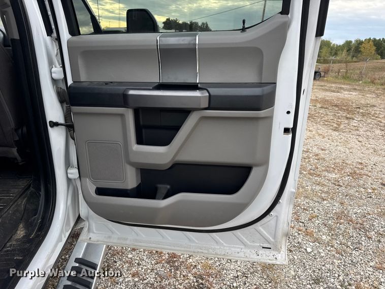 image for item DW6651 2019 Ford F250 Crew Cab pickup truck