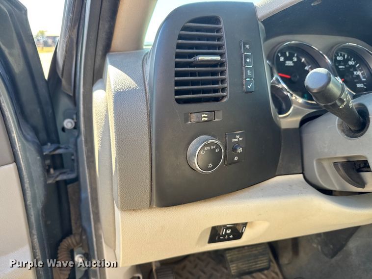 image for item DW6761 2014 Chevrolet Silverado 2500HD LT Crew Cab pickup truck