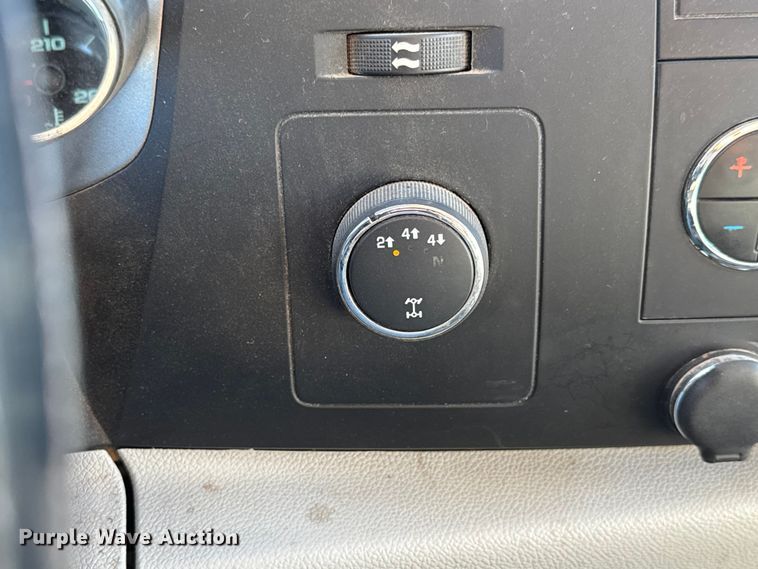 image for item DW6761 2014 Chevrolet Silverado 2500HD LT Crew Cab pickup truck