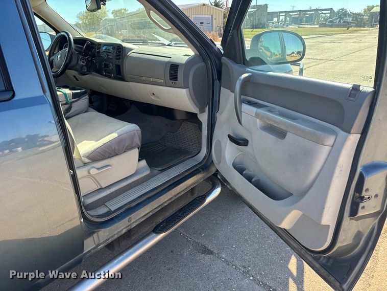 image for item DW6761 2014 Chevrolet Silverado 2500HD LT Crew Cab pickup truck