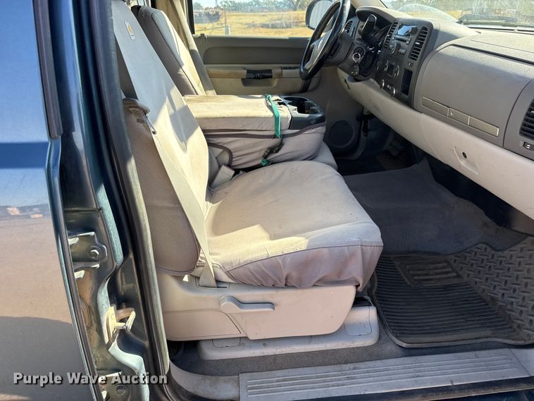 image for item DW6761 2014 Chevrolet Silverado 2500HD LT Crew Cab pickup truck