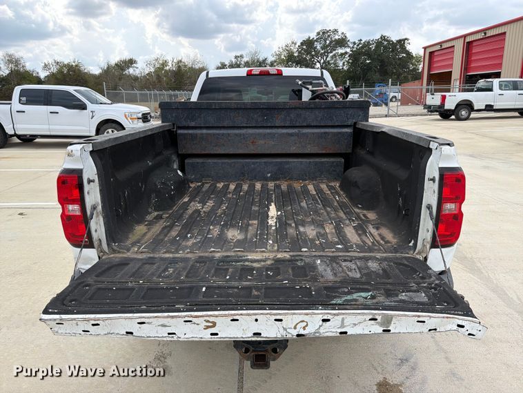 image for item DX5859 2018 Chevrolet Silverado 2500HD Crew Cab pickup truck