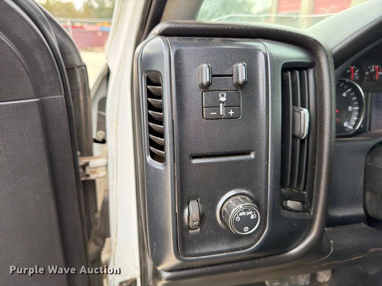 image for item DX5859 2018 Chevrolet Silverado 2500HD Crew Cab pickup truck